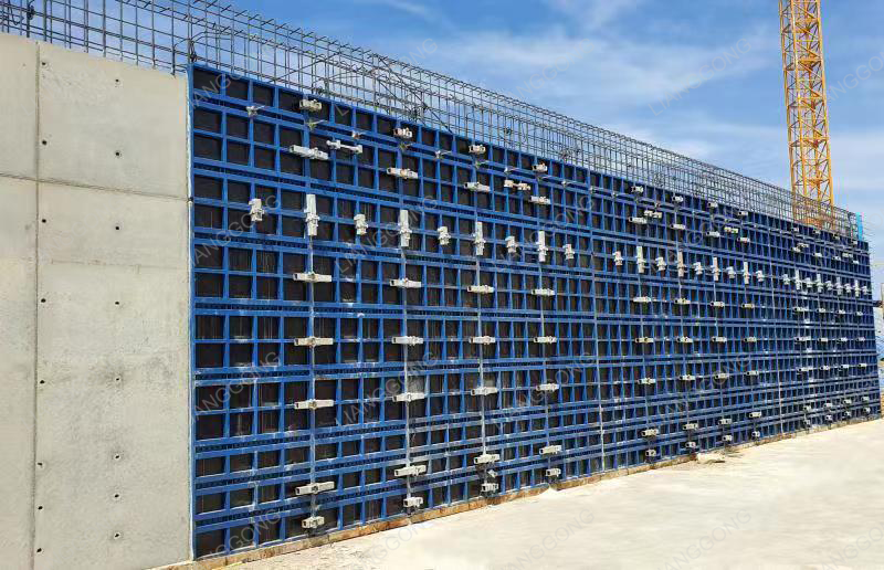C&ocirc;ng trường thi c&ocirc;ng v&aacute;n khu&ocirc;n thể hiện khung kết cấu b&ecirc; t&ocirc;ng